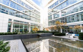 Moderner Bürokomplex am Oskar-von-Miller-Ring 20 in München Maxvorstadt mit großer Glasfassade und gepflegtem Außenbereich, ideal für büro mieten Optionen.