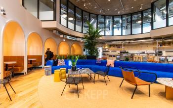 Modernes Büro in München Maxvorstadt mit stilvollen Sitzbereichen und zeitgenössischem Design, ideal zur Büromiete oder Bürofläche mieten.