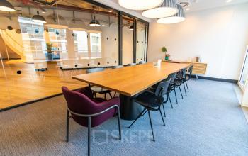 Helles Büro im Oskar-von-Miller-Ring 20, München Maxvorstadt mit großem Konferenztisch und modernen Stühlen, ideal zum Büro mieten.