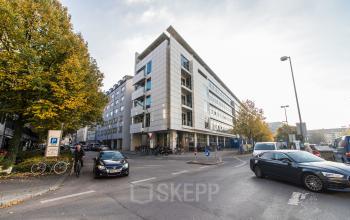Modernes Bürogebäude in München Maxvorstadt, Oskar-von-Miller-Ring 20, ideal um Bürofläche zu mieten. Die Architektur ist zeitgenössisch und ansprechend.