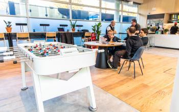 Moderner Büroraum in München Maxvorstadt, Oskar-von-Miller-Ring 20, mit Tischfußballtisch und Besprechungstisch, ideal zum Büro mieten.