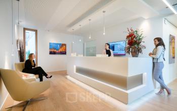 Modern reception area at Theresienstraße 1 in Munich Maxvorstadt with a front desk and contemporary seating area.