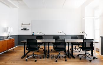 Moderner Büroraum in der Seidlstraße 5, München Maxvorstadt, ideal zum Bürofläche mieten, mit schlichten Möbeln und Lamellenstühlen ausgestattet.