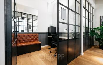 Moderner Büroraum in der Seidlstraße 5, München Maxvorstadt, mit Glaswänden, Holzboden und stilvoller Möblierung. Ideal für dynamisches Arbeiten und einfaches Bürofläche mieten.