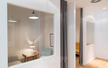 Moderner Büroraum mit schlichten Möbeln in der Seidlstraße 5, München Maxvorstadt – ideal für flexible Bürofläche mieten.