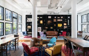 Heller Bürolounge-Bereich in der Seidlstraße 5, München Maxvorstadt, mit modernen Sitzgelegenheiten und großen Fenstern zum büroraum mieten.