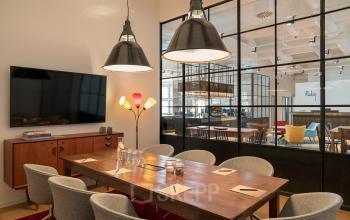 Moderner Konferenzraum in München Maxvorstadt, Seidlstraße 5, mit stilvollen Möbeln. Ideal zum Büroraum mieten.