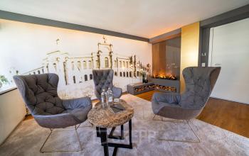 Ein stilvoll eingerichteter Büroraum in der Ludwigstraße 8, München Maxvorstadt, mit komfortablen Sesseln und Tisch, geeignet zum Büro mieten.