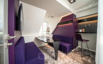 Modernes Büro mieten in München Maxvorstadt, Ludwigstraße 8, mit stilvoller Möblierung und komfortablem Besprechungstisch, ideal für kreative Meetings und produktives Arbeiten.