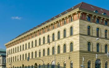 Außenansicht eines historischen Bürogebäudes in der Ludwigstraße 8, München Maxvorstadt. Das Gebäude bietet repräsentative Möglichkeiten, Büroflächen zu mieten, und beeindruckt mit einer klassischen Fassade.
