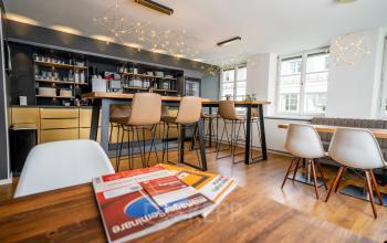 Moderner Büroraum in München Maxvorstadt, Ludwigstraße 8, mit stilvollen Sitzgelegenheiten und Regalfläche. Perfekt zum Büroraum mieten geeignet.