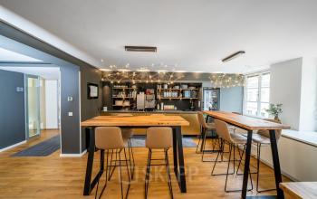 Moderner Büroraum in Ludwigstraße 8, München Maxvorstadt mit stylischen hohen Tischen und einer Kaffee-Ecke. Perfekt, um Büroraum zu mieten.
