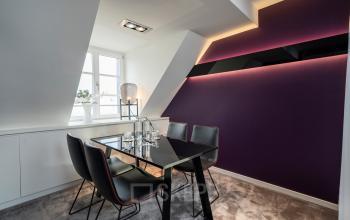 Moderner Büroraum in der Ludwigstraße 8, München Maxvorstadt, mit elegantem Glastisch und stilvollen Stühlen zur Miete.