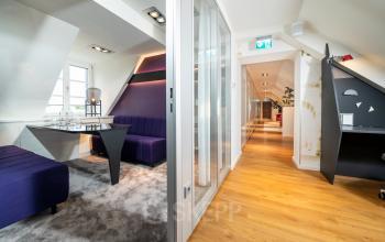 Modernes Büro in der Ludwigstraße 8, München Maxvorstadt, mit stilvoller Einrichtung und geräumigem Meetingbereich. Ideal, um Büroraum zu mieten.