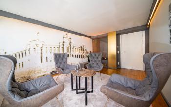 Modernes Büro in der Ludwigstraße 8, München Maxvorstadt, mit stilvollen Sesseln und Tisch. Ein perfekter Ort, um Büroraum zu mieten.