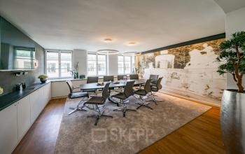 Moderner Konferenzraum im Büro zur Miete in der Ludwigstraße 8, München Maxvorstadt, mit stilvollen Möbeln und großem Besprechungstisch.