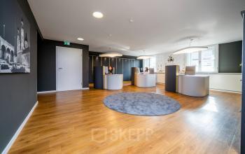 Moderne Empfangsbereich-Bürofläche zur Miete in der Ludwigstraße 8, München Maxvorstadt, mit stilvollen Möbeln und einladender Atmosphäre.