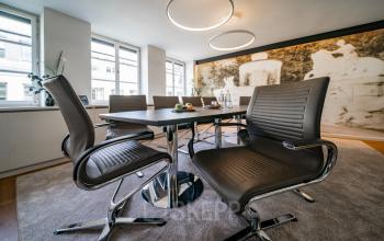 Heller Konferenzraum in der Ludwigstraße 8, München Maxvorstadt mit eleganten Stühlen und modernem Tisch. Ideal, um Büroraum zu mieten.