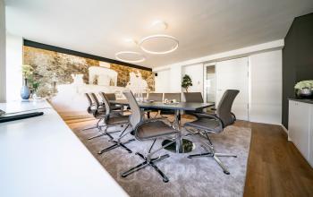 Moderner Konferenzraum in der Ludwigstraße 8, München Maxvorstadt, ideal für Meetings und Kundenpräsentationen. Großer Tisch mit ergonomischen Stühlen bietet professionelles Ambiente für Bürofläche mieten.