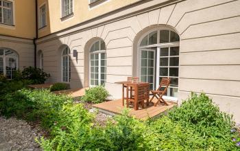Gemütlicher Außenbereich in der Hopfenstraße 8, ideal für Geschäftsbesprechungen im Freien. Perfekter Ort, wenn du ein Büro mieten möchtest, mitten in München Maxvorstadt gelegen.