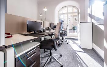 Modernes Büro in der Hopfenstraße 8, München Maxvorstadt, mit Computerarbeitsplätzen und natürlichem Licht. Ideal für Bürofläche mieten.