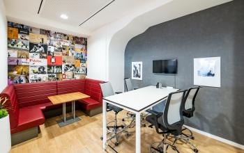 Moderne Bürofläche mieten in der Hopfenstraße 8, München Maxvorstadt, mit Besprechungsecke, Wandkunst und Arbeitsplätzen.