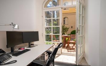 Gemütlicher Büroraum in der Hopfenstraße 8, München Maxvorstadt, mit moderner Ausstattung und Blick auf den Innenhof. Perfekt für alle, die eine professionelle Bürofläche mieten möchten.