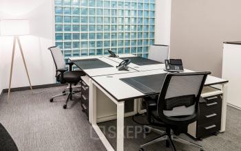 Modernes Büro in der Hopfenstraße 8, München Maxvorstadt, mit mehreren Schreibtischen und Stühlen, ideal für Unternehmen, die eine Bürofläche mieten möchten.