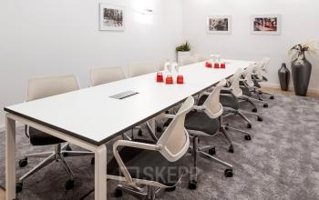 Modern ausgestatteter Konferenzraum zur büroraum mieten in der Hopfenstraße 8, München Maxvorstadt, mit langen Tischen und bequemen Stühlen.
