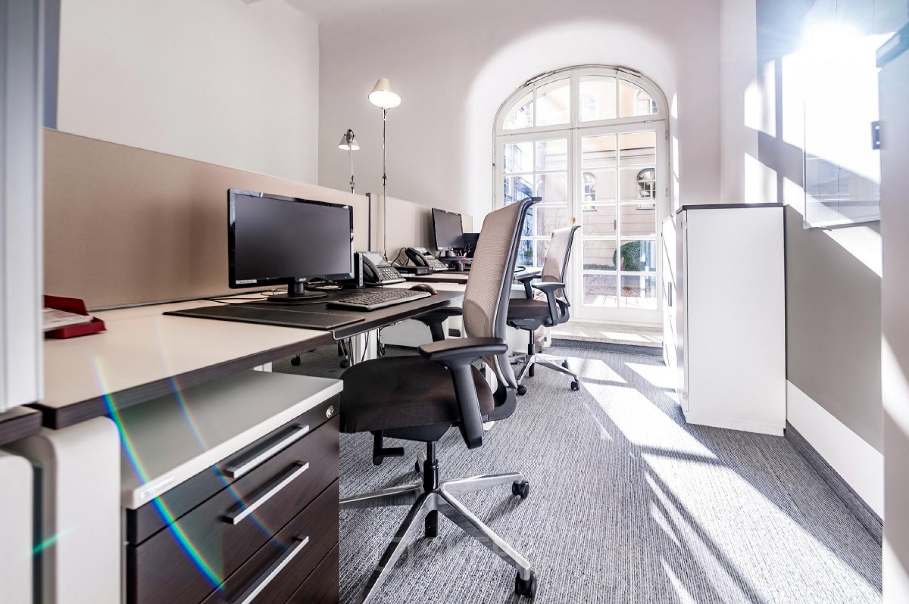 Modernes Büro in der Hopfenstraße 8, München Maxvorstadt, mit Computerarbeitsplätzen und natürlichem Licht. Ideal für Bürofläche mieten.