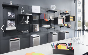 Modernes Büro in der Luise-Ullrich-Straße 20, München Neuhausen, mit Regalen und Büromaterialien an der Wand.