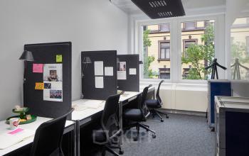 Moderne Arbeitsplätze im Coworking-Bereich