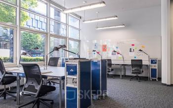 Großes Büro mit modernen Arbeitsplätzen