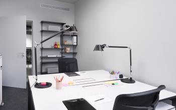 Geräumiges helles Büro mit weißem Schreibtisch für 2 Personen