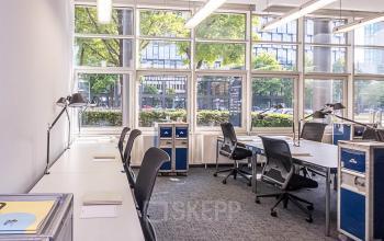 Arbeitsplätze in geräumigem Büro mit toller Aussicht