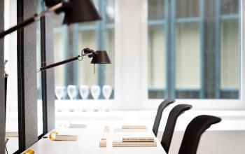 Modernes Büro in der Luise-Ullrich-Straße 14, München Neuhausen, mit stilvollen Schreibtischen und ergonomischen Stühlen, perfekte Bürofläche mieten.