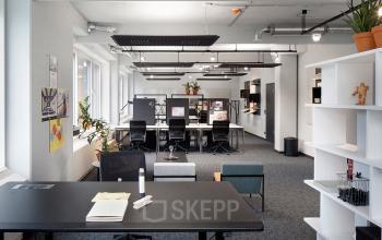 Modernes Büro zur Miete in der Luise-Ullrich-Straße 14, München Neuhausen, mit Schreibtischen, Stühlen und Regalen.