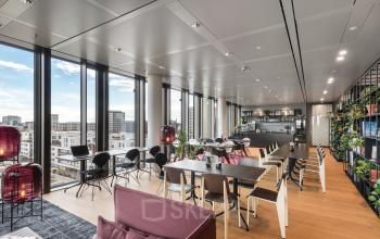 Moderne Bürofläche mieten in der Luise-Ullrich-Straße 14, München Neuhausen: Offener Raum mit großem Fenster und stilvollen Möbeln.