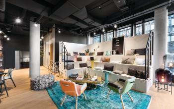 Modern eingerichteter Büroraum in der Luise-Ullrich-Straße 14, München Neuhausen, mit vielseitigen Sitzgelegenheiten und stylischer Dekoration.