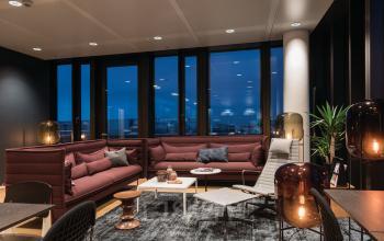 Modernes Büro in der Luise-Ullrich-Straße 14, München Neuhausen mit stylischen Möbeln und tollem Ausblick; ideal zum Büroraum mieten.