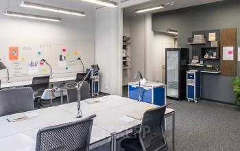 Großer Büroraum mit einigen Arbeitsplätzen zur Miete an der Arnulfstraße in München