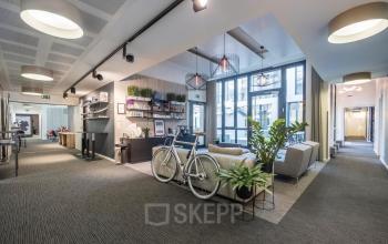 Helles und einladendes Büro in der Arnulfstraße 122-126 in München Neuhausen, ausgestattet mit modernen Möbeln und Fahrrädern, ideal zum Bürofläche mieten.