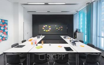 Moderner Büroraum in der Arnulfstraße 122-126, München Neuhausen mit Tisch- und Stuhl-Arrangement, ideal zum Büromieten.