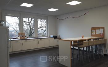 Große Gemeinschaftsküche im modernen Business Center in München