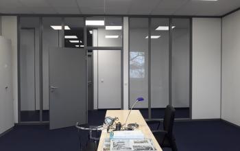 Moderner Büroraum in geteiltem Bürogebäude in München