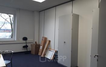 Viel Stauraum im modernen Bürogebäude in München
