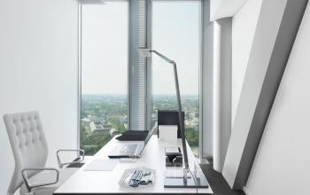 Helles Einzelbüro mit modernen Möbeln und großem Fenster