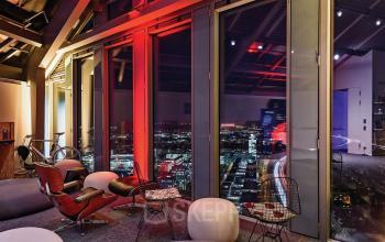 Modernes Büro in der Mies-van-der-Rohe-Straße 8, München Schwabing, mit Stadtblick und stilvollen Möbeln.