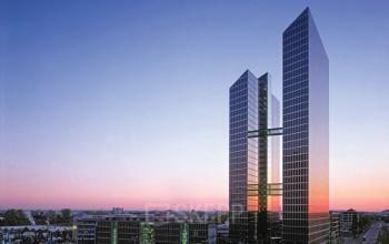 Bürogebäude an der Mies-van-der-Rohe-Straße 8 in München Schwabing bei Sonnenuntergang.