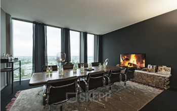 Modern eingerichteter Konferenzraum im Bürogebäude an der Mies-van-der-Rohe-Straße 8 in München Schwabing, ideal zum Bürofläche mieten.